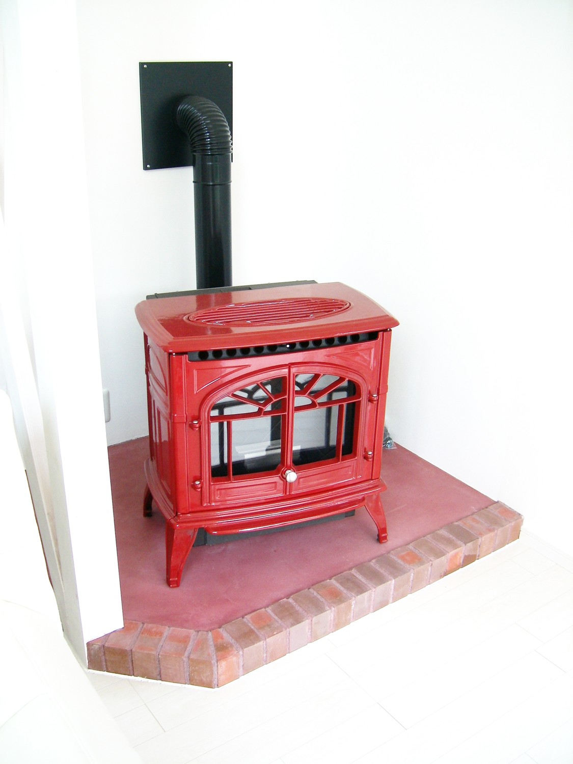 赤と白で揃えたいという施主様の要望で、暖炉も赤色です。